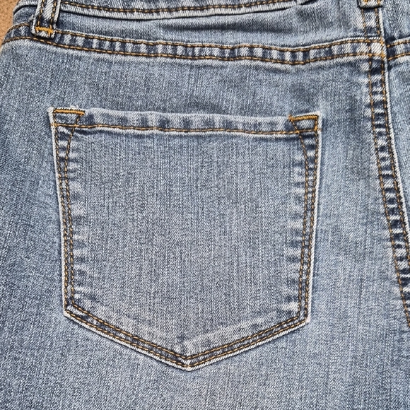 Apt. 9 Women's Classic Blue Jean Shorts - Picture 9 of 12